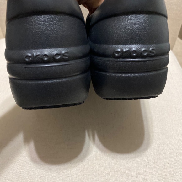 Crocs Clogs nursing shoes closed toes 9 dual comfort non marking slip resistant - Picture 4 of 5